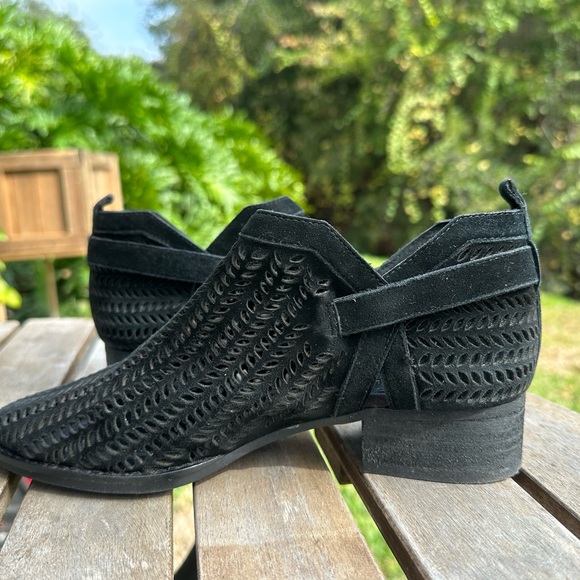 Women’s booties,size 5 1/2,Vince Camuto brand - Picture 5 of 6